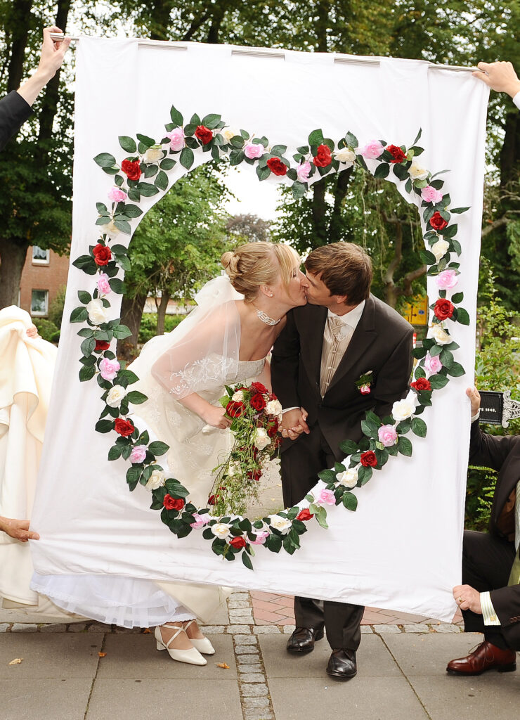 Hochzeitsfotograf
meine Hochzeitsfotografin
Brautpaar küsst sich im ausgeschnittenen Herz