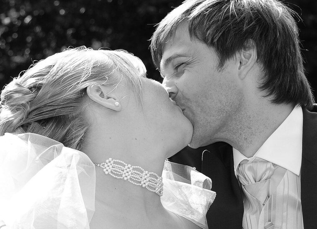 Brautpaar küsst sich leidenschaftlich schwarz weiss Foto 
Hochzeitsfotograf
meine Hochzeitsfotografin
