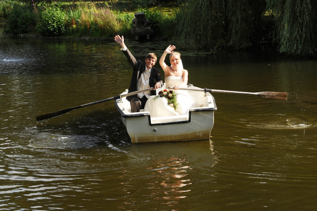 Ein Boot auf einem See mit Brautpaar
Hochzeitsfotograf
meine Hochzeitsfotografin