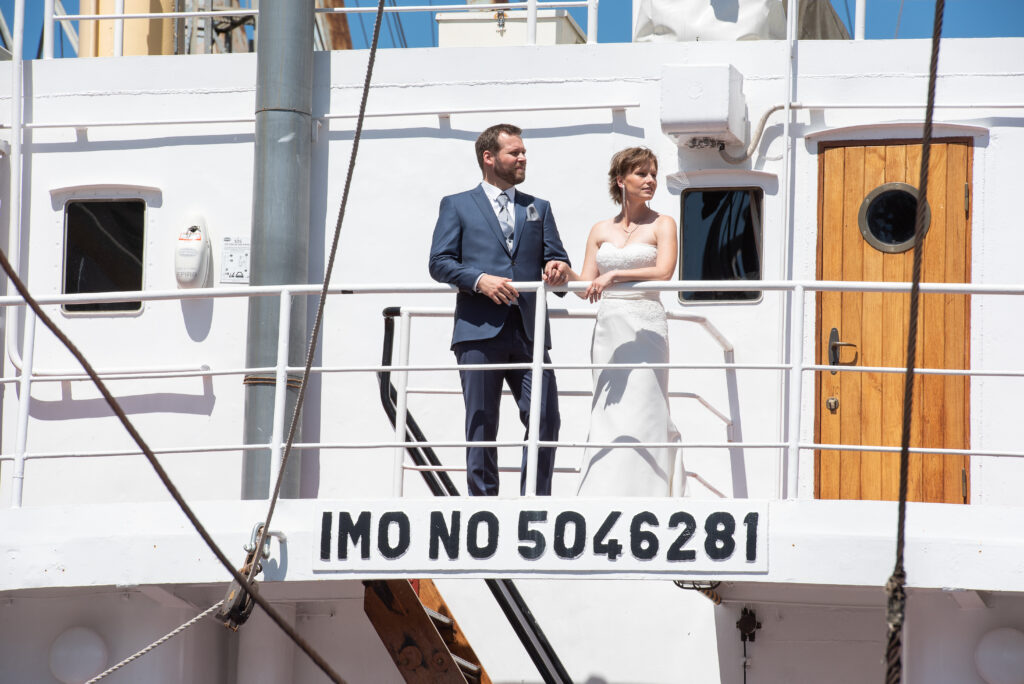 Ein tolles Fotoshooting mit einem Brautpaar und uns als Fotografenteam auf dem Schiff MS Bleichen Hamburg
Hochzeitsfotografen