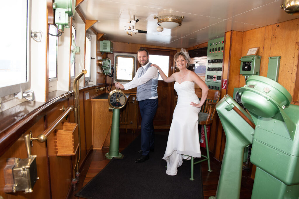 Seltenes Foto ein Brautpaar auf der Kapitänsbrücke
Hochzeitsfotografen