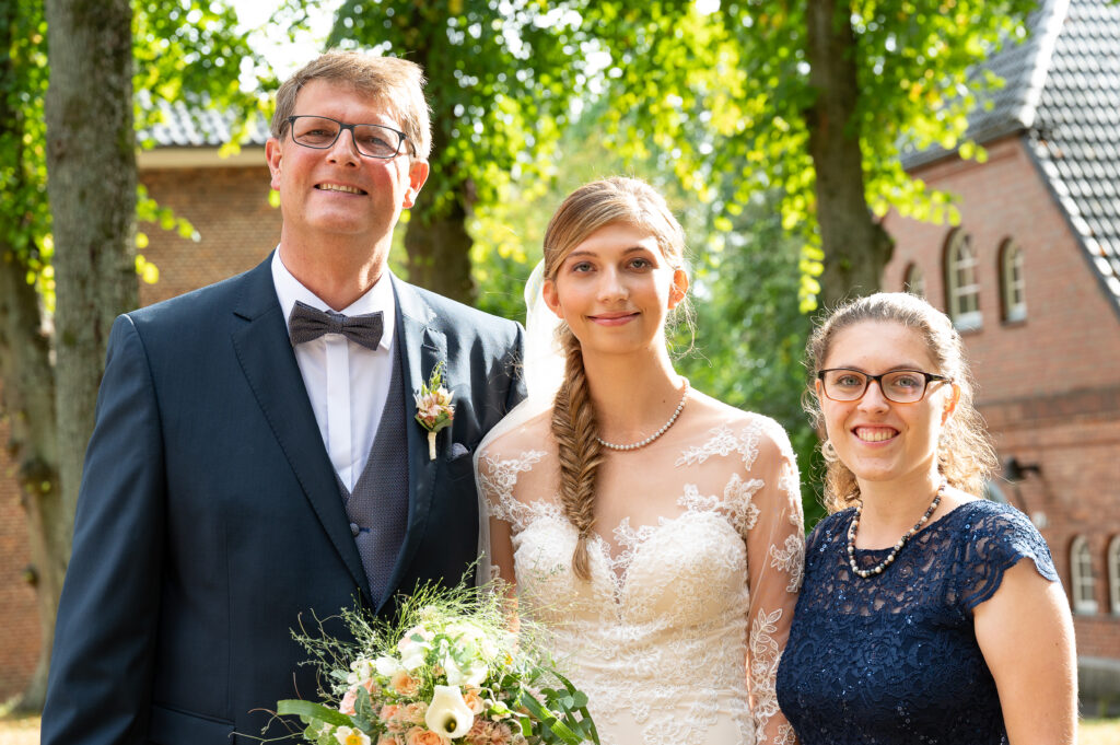 Die Braut mit Papa und kleiner Schwester