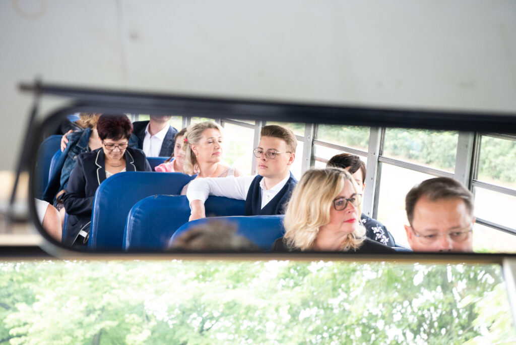 alle Gäste werden mit dem Schulbus
Hochzeitsbus zum Standesamt gefahren