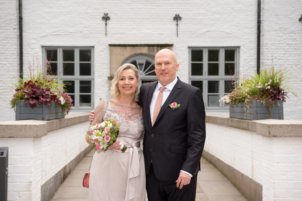 Brautpaar vor dem Ahrensburger Schloss