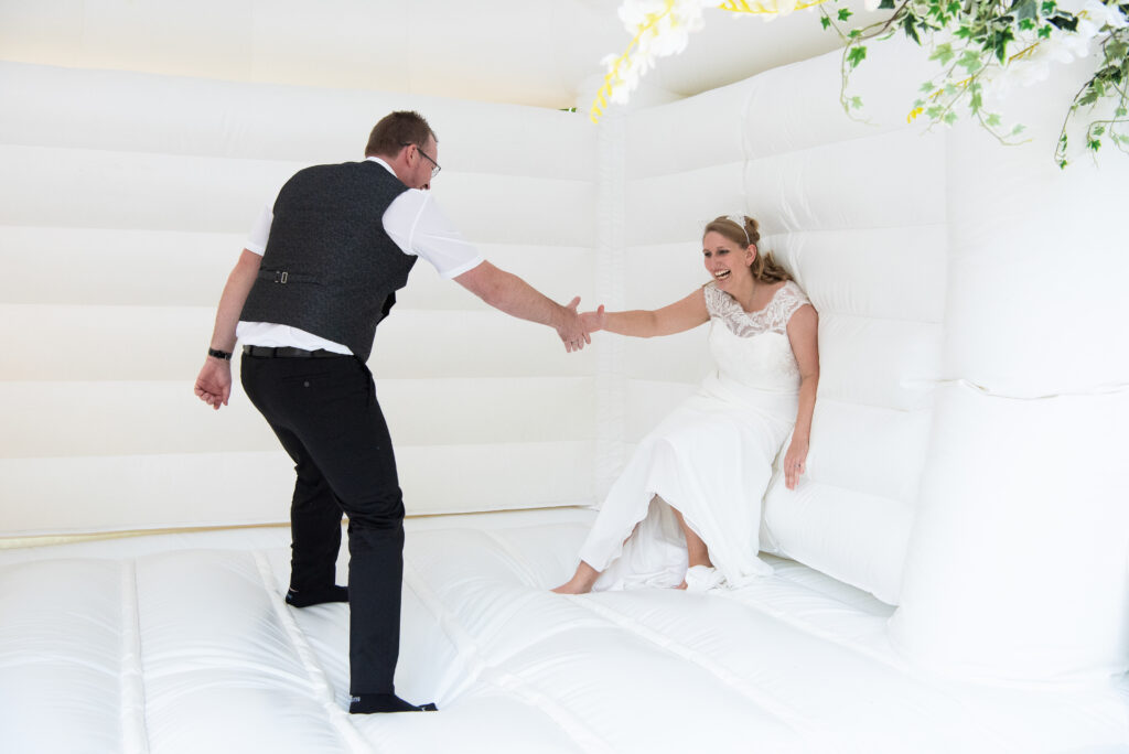 Der Bräutigam rettet die Braut und reicht ihr die Hand, damit sie nicht umfällt
Hochzeitsfotografen