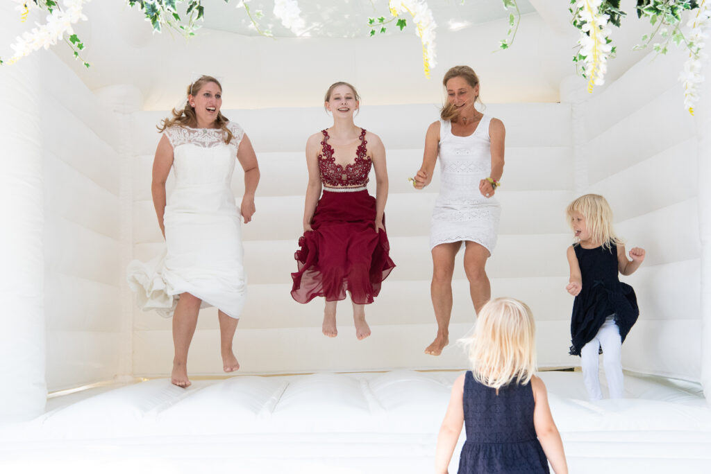 Immer mehr Gäste kommen in die weiße Hofburg
Hochzeitsfotografen