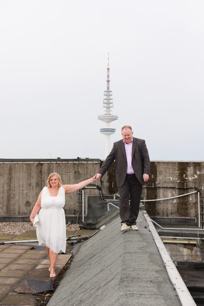 Hochzeitsfotografen  Brautpaarshooting  Dom Bunker
Auf dem Bunker in Hamburg spaziert das Brautpaar Hand in Hand