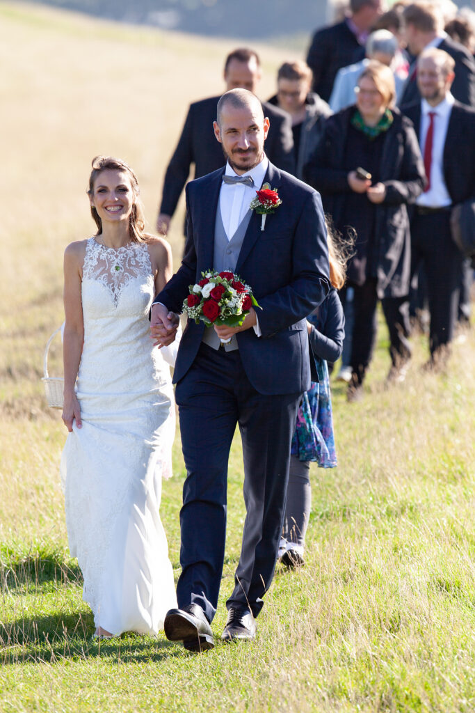 Hochzeitsfotograf Brautpaar Fotoshooting meine Hochzeitsfotografin
Wandern über die Felder mit allen Gästen