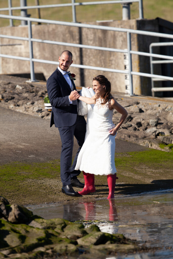 Hochzeitsfotograf Brautpaar Fotoshooting meine Hochzeitsfotografin
Ab ins Wasser mit roten Gummistiefeln