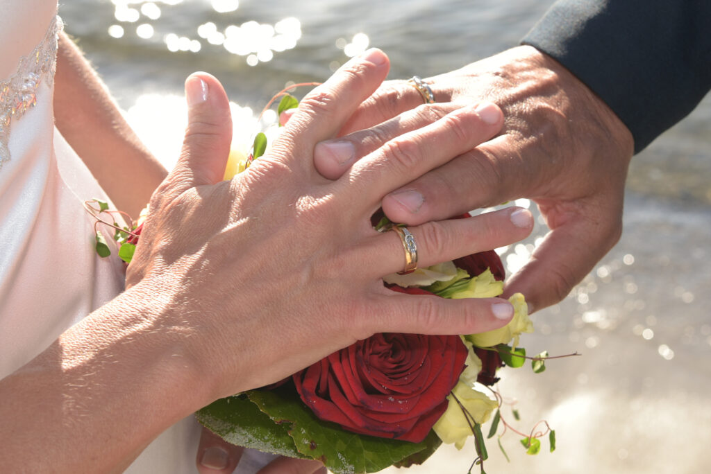 Hand in Hand durchs Leben
meine Hochzeitsfotografin Brautpaar Fotoshooting Hochzeitsfotograf